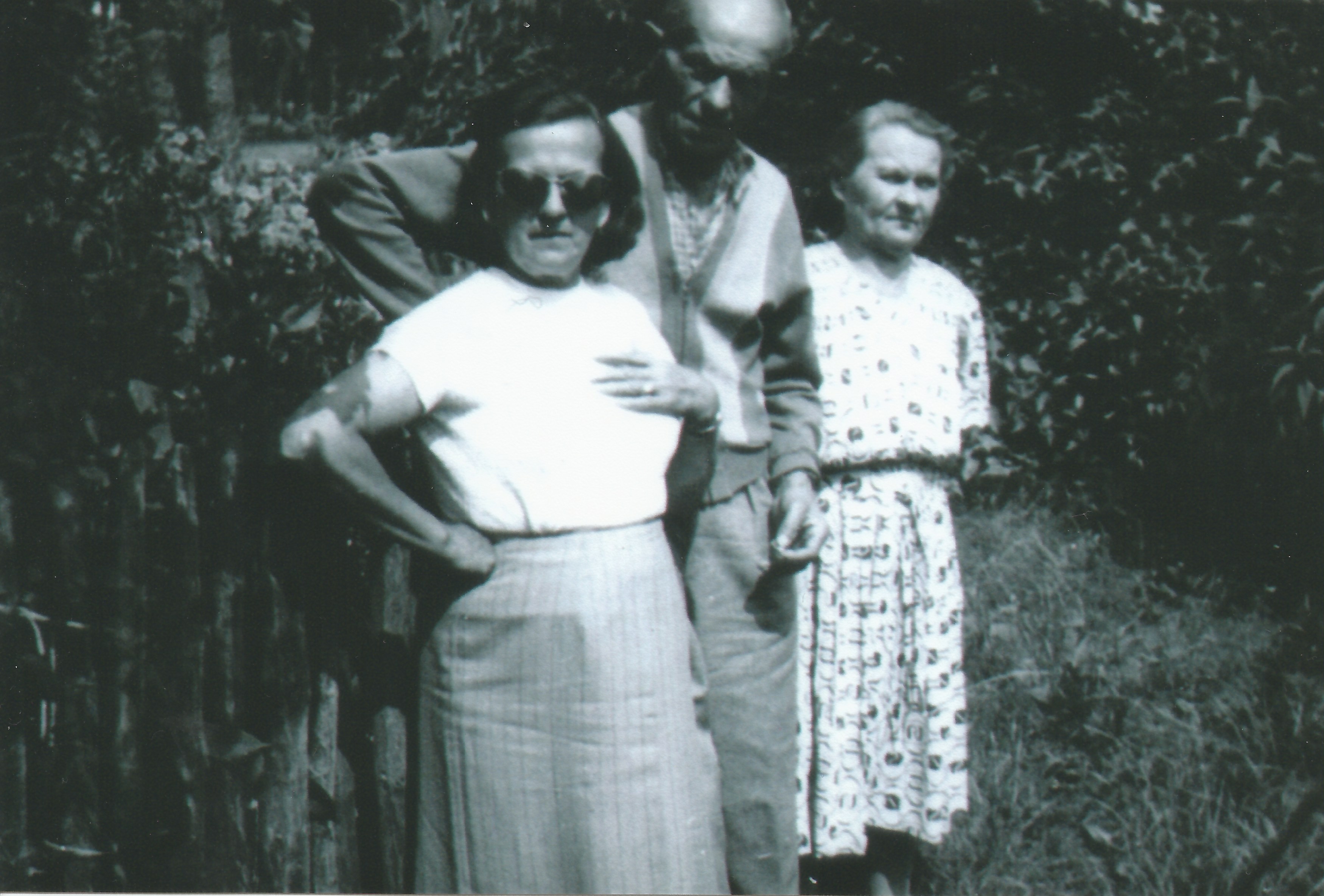Helena Szcześniak z mężem Antonim oraz Marianna Chojnacka. Szczypiorno.